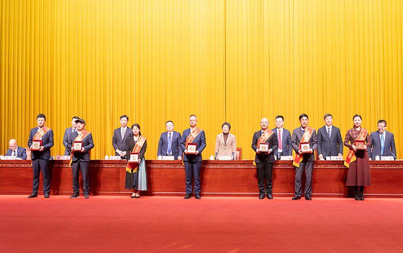 董事長800.jpg